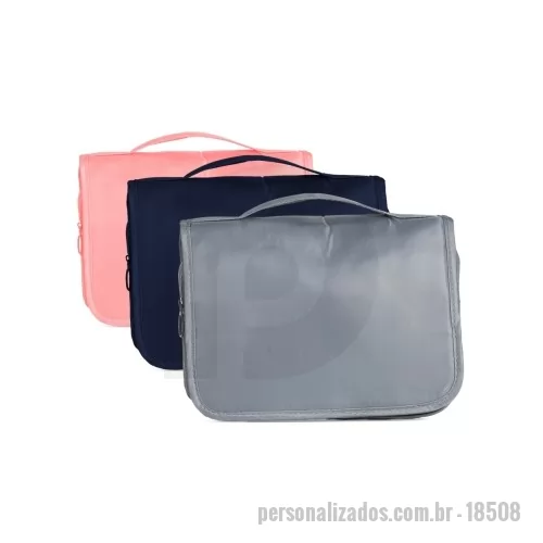 Nécessaire personalizado - Nécessaire Personalizado - 18508 - Nécessaire organizadora “travel”. Tecido Sarja, abertura frontal por velcro e alça superior, parte interna com gancho plástico; bolso interno superior de pvc e bolso de tela superior, ambos de zíper; dois bolsos inferiores de zíper, sendo o primeiro com detalhe superior em tela e 3 divisões internas com 3 elásticos para fixação, segundo bolso na parte frontal interna; parte traseira possui um bolso externo. Perfeita para lhe acompanhar em viagens e até mesmo transportar seus itens pessoais do dia a dia com organização e praticidade.  Altura: 19,5 cm Largura: 21,5 cm Profundidade: 8,5 cm Medidas aproximadas para gravação(CxL): 7 cm x 22 cm Tamanho total aproximado (CxL): Aberta 43 cm Peso aproximado(g): 160 - 179830 - Nécessaire