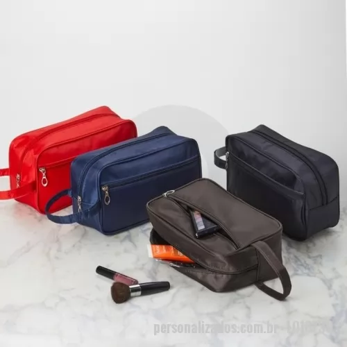 Nécessaire personalizado - Nécessaire confeccionado em poliéster resistente à água e fechamento em zíper. Possui bolso frontal e uma alça de mão costurada na lateral.  Altura :  13,5 cm  Largura :  24 cm  Profundidade :  8,5 cm  Comprimento :  Alça: 23,5 cm