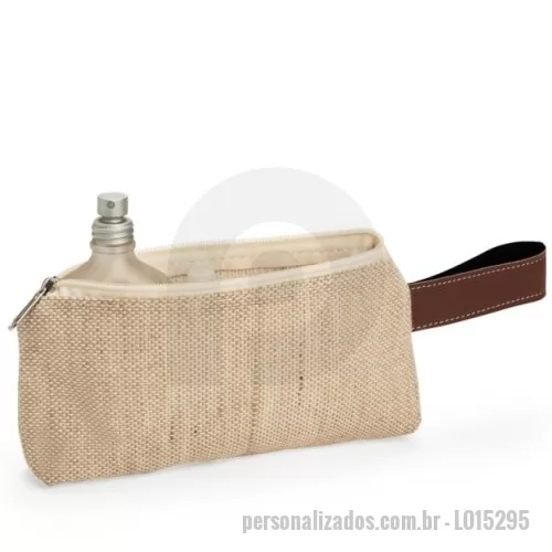Nécessaire personalizado - Nécessaire compacto feito em juta, alça de mão lateral em bidim e fechamento em zíper.  Altura :  9 cm  Largura :  21 cm  Profundidade :  3 cm