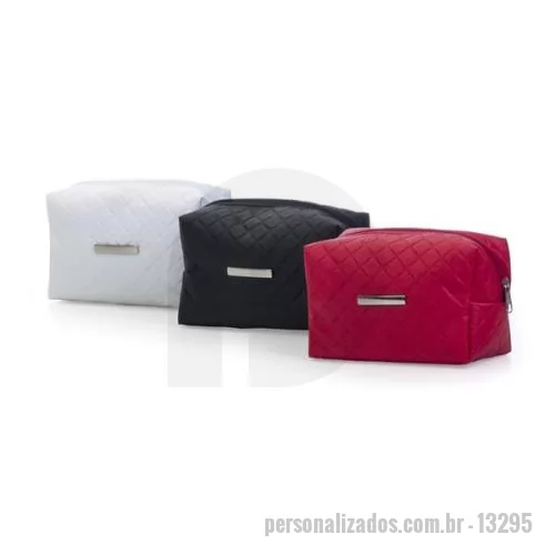 Nécessaire personalizado - Necessaire puff matelassê em couro sintético com abertura superior em ziper, possui plaquinha para personalização e tamanho aproximado 11,5 x 19,5 x 10 cm.