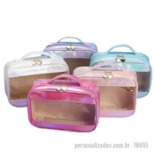 Nécessaire personalizado - Nécessaire confeccionada em PVC e tecido sintético com design holográfico e resistente à água, com alça superior, abertura com ziper e pingente de coração, tamanho aproximado 17 x 23 x 8 cm.