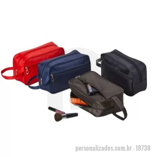 Nécessaire personalizado -  Nécessaire confeccionado em poliéster resistente à água e fechamento em zíper. Possui bolso frontal e uma alça de mão costurada na lateral.  Altura :  13,5 cm  Largura :  24 cm  Profundidade :  8,5 cm  Comprimento :  Alça: 23,5 cm