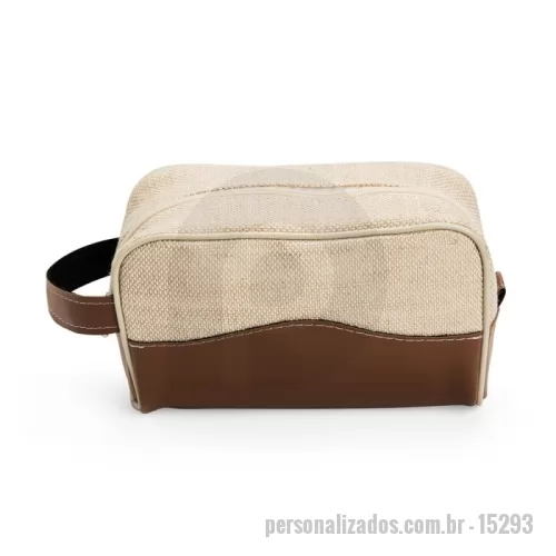 Nécessaire personalizado - Nécessaire confeccionado em juta com abertura em zíper, detalhes, alça de mão lateral, uma pequena alça adicional para acesso de chaveiro ou gancho e demais detalhes em bidim.  Altura :  14 cm  Largura :  21 cm  Profundidade :  9 cm