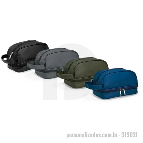 Nécessaire personalizado - Nécessaire confeccionada em couro sintético impermeável. Possui alça lateral de mão e dois compartimentos com fechamento em zíper: o principal, na parte superior, e outro na parte inferior, ideal para guardar itens úmidos.