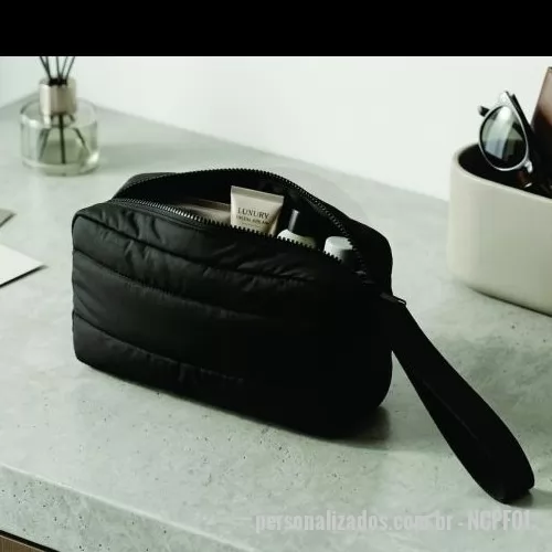 Nécessaire personalizado - Se você busca praticidade sem abrir mão do estilo, a Necessaire Travel Puffer é o acessório que faltava no seu dia a dia. Pensando em atender perfeitamente sua preferência ou identidade visual, ela é fabricada em qualquer cor de sua escolha. Com um design moderno, minimalista e excelente acabamento acolchoado estilo puffer, combina muito bem com qualquer ambiente — seja na bancada do banheiro, na mochila da academia ou na mala de viagem. Espaçosa e muito leve, foi desenvolvida com materiais de alta qualidade e costuras reforçadas para garantir máxima durabilidade. Seu compartimento principal amplo facilita a organização de itens de higiene pessoal, cosméticos, remédios ou acessórios eletrônicos de forma rápida. Conta com zíper resistente de abertura suave que mantém seus pertences totalmente seguros durante o transporte. É o modelo unissex ideal para quem viaja, treina ou precisa de organização na rotina. Praticidade completa!