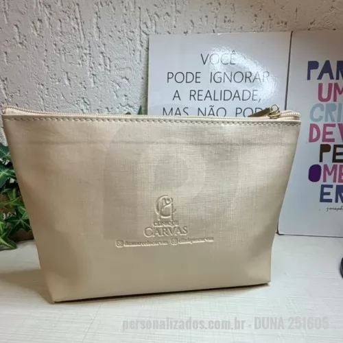 Nécessaire personalizado - Necessaire em duna, mmaterial nylon, medida 25x16x05cm ( fundo bico cortado), logo em baixo relevo, trazendo requinte a peça, ou serigrafia na cor que escolher, cursor alto padrao, prata ou dourado.