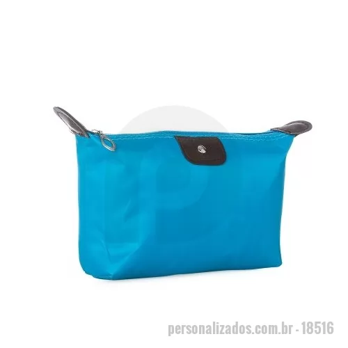 Nécessaire personalizado - Nécessaire impermeável de poliéster com detalhes em couro sintético e parte interna com revestimento emborrachado, possui um ?botão? no detalhe do couro frontal.  Altura: 10 cm Largura: 19 cm Medidas aproximadas para gravação: (CxL): 8 cm x 15 cm Material: PVC e Couro Sintético