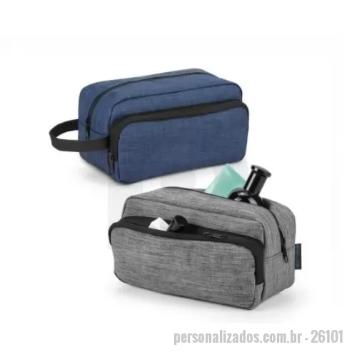 Nécessaire personalizado - Nécessaire Kevin Personalizada – Fabricação Própria A Nécessaire Kevin Personalizada é A Combinação Perfeita Entre Organização, Praticidade E Elegância. Desenvolvida Pela Ev Brindes, Com Fabricação Própria, Oferece Excelente Espaço Interno Para Armazenar Cosméticos, Maquiagens, Produtos De Higiene Pessoal, Medicamentos E Acessórios De Forma Organizada E Segura. Seu Grande Diferencial Está Nos Dois Compartimentos Amplos E Independentes, Que Permitem Separar Os Itens De Maneira Prática, Facilitando A Visualização E O Acesso Aos Objetos Durante Viagens Ou No Uso Diário. Seu Design Moderno Proporciona Mais Organização E Comodidade, Tornando-a Uma Excelente Opção Para Quem Busca Funcionalidade Sem Abrir Mão Da Estética. Produzida Em Diversos Materiais E Cores Sob Encomenda, A Nécessaire Kevin Pode Ser Personalizada Com A Identidade Visual Da Sua Empresa, Transformando-se Em Um Brinde Corporativo Premium De Grande Utilidade E Valorização Da Marca. Características ? Fabricação Própria Ev. Vej