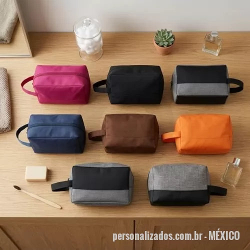 Nécessaire personalizado - Surpreenda seus clientes e colaboradores com a Necessaire Executiva Renova Gifts em poliéster resistente à água. Um brinde corporativo unissex, compacto e sofisticado, ideal para campanhas promocionais, kits de integração (onboarding), eventos e ações de fidelização de marcas.  Principais benefícios para sua campanha: • Poliéster de alta resistência e fácil limpeza. • Excelente área para personalização da sua marca. • Alça lateral que confere praticidade ao brinde. • Versátil: útil para cosméticos, higiene pessoal ou eletrônicos. • Design neutro (unissex) com alto valor percebido.  Especificações técnicas: • Marca: Renova Gifts • Material: Poliéster durável • Compartimentos: 1 funcional • Dimensões: 16 x 6,5 x 10 cm • Diferencial: enviada compactada para otimizar o frete do lote. • Garantia: 30 dias de fábrica.