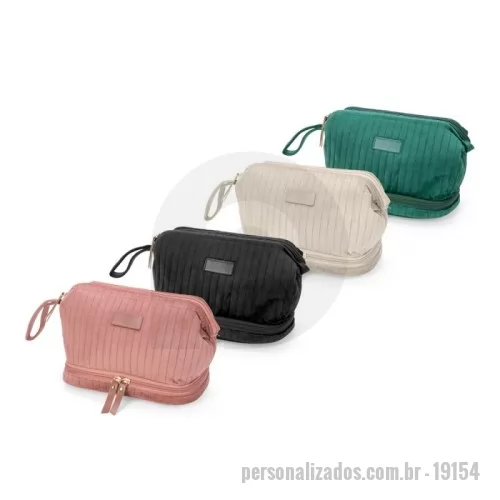 Nécessaire personalizado - Nécessaire em poliéster impermeável de textura aveludada, com alça de mão lateral, dois compartimentos e fechamento em zíper com puxadores em couro sintético. O compartimento superior possui armação interna em metal e três bolsos em tamanhos diferentes, sendo um deles com fechamento em zíper; já o compartimento inferior conta com revestimento em plástico e divisórias para acomodação de pincéis e escovas. Acompanha plaqueta em couro sintético.