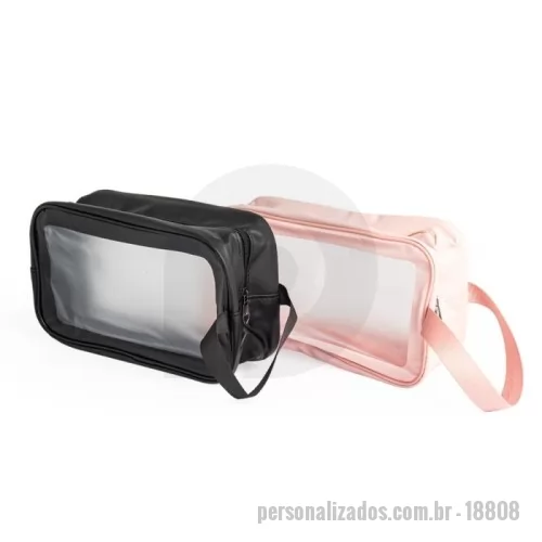 Nécessaire personalizado -  Nécessaire impermeável com partes frontais e traseiras em PVC transparente e laterais em PU. Possui fechamento em zíper e alça lateral em nylon.