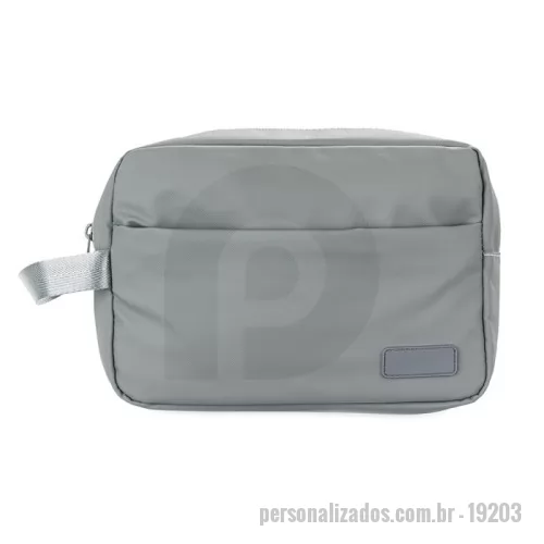 Nécessaire personalizado - Nécessaire em poliuretano (PU) impermeável  com alça lateral em nylon e fechamento em zíper. Possui compartimento principal com bolso de zíper e visor em PVC para itens úmidos, além de quatro divisórias elásticas. Apresenta compartimento frontal com fechamento em zíper e plaquinha personalizável fixa em couro sintético obtido a partir de PU. 17,5 x 25 x 8,5cm