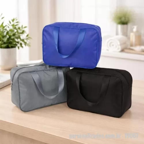 Nécessaire personalizado - Nécessaire impermeável confeccionada em Poliéster e revestimento interno em PVC. Possui fechamento em zíper e duas alças em nylon.
