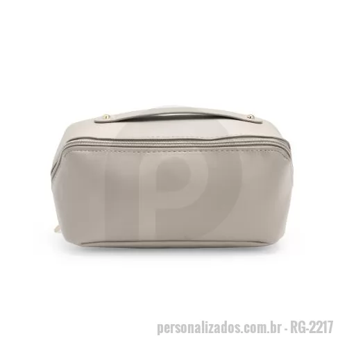 Nécessaire personalizado - Nécessaire versátil feito em poliuretano (PU) impermeável com abertura em 180 graus. Compartimento interno com dois bolsos laterais e um com zíper.
