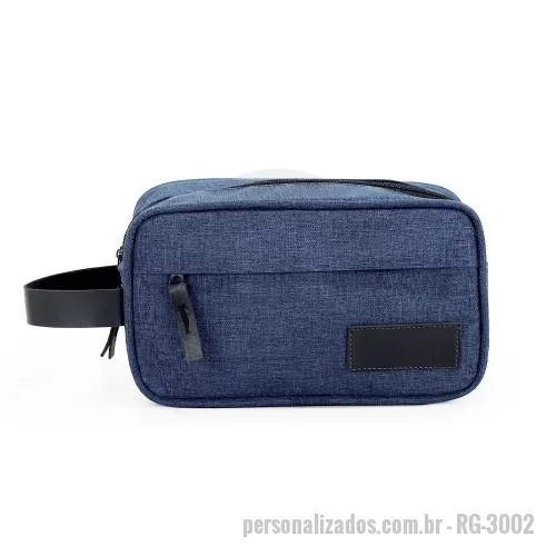 Nécessaire personalizado - Necessaire confeccionada em poliéster com detalhes em couro sintético, dois compartimentos com zíper, alça para transporte.