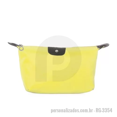 Nécessaire personalizado - Necessaire impermeável de poliéster com detalhes em couro sintético e parte interna com revestimento emborrachado.