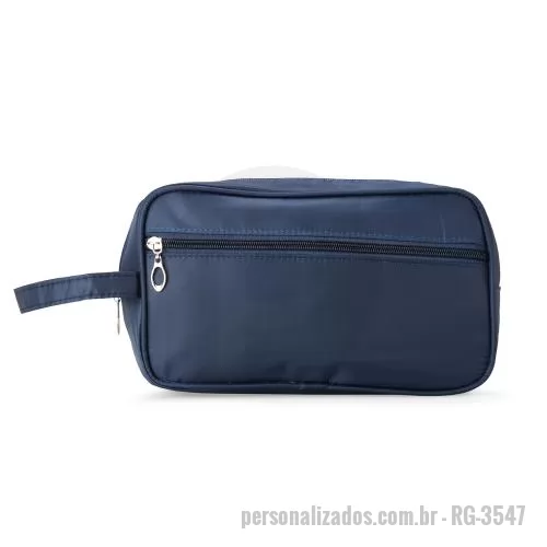 Nécessaire personalizado - Nécessaire em poliéster com revestimento em PVC resistente à água e fechamento em zíper. Bolso frontal e alça de mão.