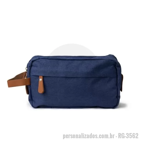 Nécessaire personalizado - Nécessaire em poliéster com detalhes em couro sintético. Três compartimentos com zíper, 5 bolsos internos, alça para transporte.