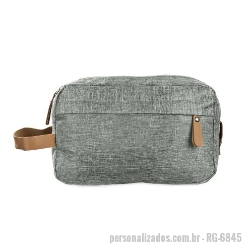 Nécessaire personalizado - Nécessaire em poliéster 300D catiônico resistente à água, alça de mão lateral, puxadores em couro sintético. Dois compartimentos, cinco bolsos.
