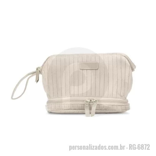 Nécessaire personalizado - Nécessaire em poliéster impermeável textura aveludada, alça de mão, dois compartimentos, fechamento em zíper com puxadores em couro sintético.