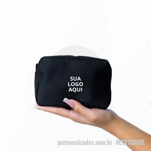Nécessaire personalizado - A Necessaire Multiusos em Nylon da Cine2U é prática, resistente e cheia de estilo. Com design compacto e funcional, mede 14 x 10 x 7 cm, sendo ideal para uso diário ou em viagens. Equipada com zíper reforçado, garante segurança para seus itens pessoais e está disponível em diversas cores. Além disso, pode ser personalizada com o logo da sua empresa, tornando-se um brinde exclusivo e de grande impacto.  Perfeita para ações promocionais, brindes corporativos ou lembranças especiais, a necessaire multiusos une utilidade e elegância, surpreendendo clientes e colaboradores com um produto versátil e memorável.