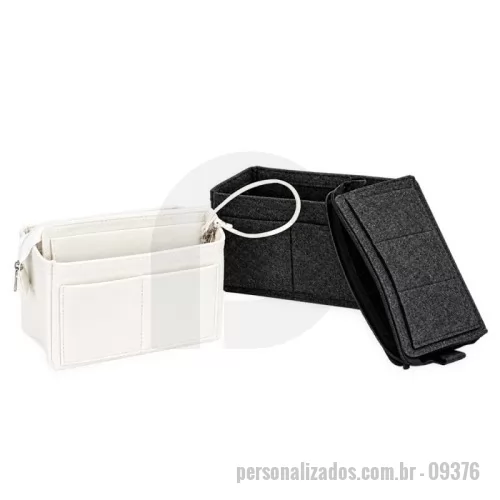 Nécessaire personalizado - Nécessaire organizadora de bolsa em feltro com 540 g/m² de gramatura. Possui compartimento removível em velcro com fechamento em zíper e 11 bolsos de tamanhos diferentes, sendo dois na parte externa e outros nove distribuídos no interior. Acompanha alça removível com mosquetão metálico.
