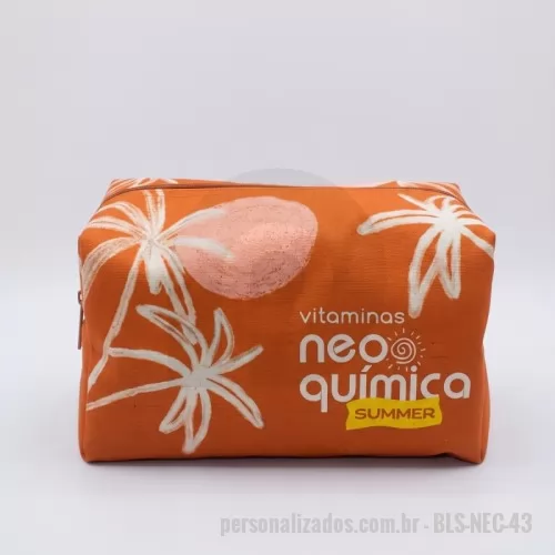 Nécessaire personalizado - Box Oxford 22x19x12. Nécessaire tipo box em Oxford, com estampa total da sua marca. Fica em pé e organiza bem. Para kits de viagem, kits de boas-vindas, spas e presentes corporativos. Pedido mínimo: 30 peças. Arte criada pelo nosso estúdio, sem custo no pedido fechado. Fábrica própria no Rio de Janeiro e envio para todo o Brasil. Prazo a partir de 15 dias úteis após a aprovação da arte e o pagamento.