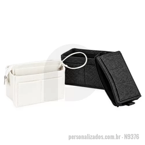 Nécessaire personalizado - Nécessaire organizadora de bolsa em feltro com 540 g/m² de gramatura. Possui compartimento removível em velcro com fechamento em zíper e 11 bolsos de tamanhos diferentes, sendo dois na parte externa e outros nove distribuídos no interior. Acompanha alça removível com mosquetão metálico. Gravação da logomarca em 1 cor já incluso.