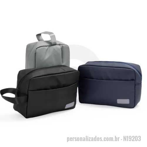 Nécessaire personalizado - Nécessaire em poliuretano (PU) impermeável com alça lateral em nylon e fechamento em zíper. Possui compartimento principal com bolso de zíper e visor em PVC para itens úmidos, além de quatro divisórias elásticas. Apresenta compartimento frontal com fechamento em zíper e plaquinha personalizável fixa em couro sintético obtido a partir de PU. Gravação da logomarca em 1 cor já incluso.