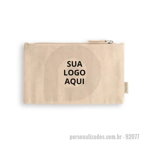 Nécessaire personalizado - A Bolsa Multiusos é prática, sustentável e elegante, ideal para guardar pequenos objetos com segurança e estilo. Produzida em tecido resistente composto por 70% algodão reciclado e 30% poliéster reciclado (140 g/m²), conta com interior forrado em 100% algodão, garantindo maior durabilidade e acabamento refinado. Compacta e funcional, é perfeita para uso diário, brindes corporativos ou eventos promocionais. Pode ser personalizada com o logo da sua empresa, tornando-se uma lembrança exclusiva e ecológica.  Dimensões:  225 x 120 mm