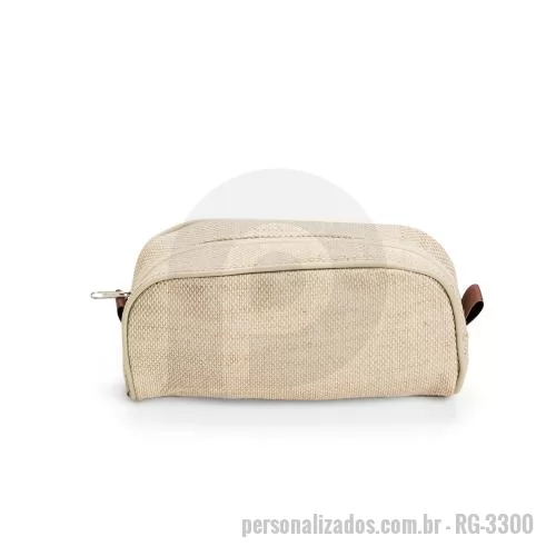 Nécessaire personalizado - Nécessaire confeccionada em juta resistente à água, detalhes em bidim, acabamento em plástico e fechamento em zíper.