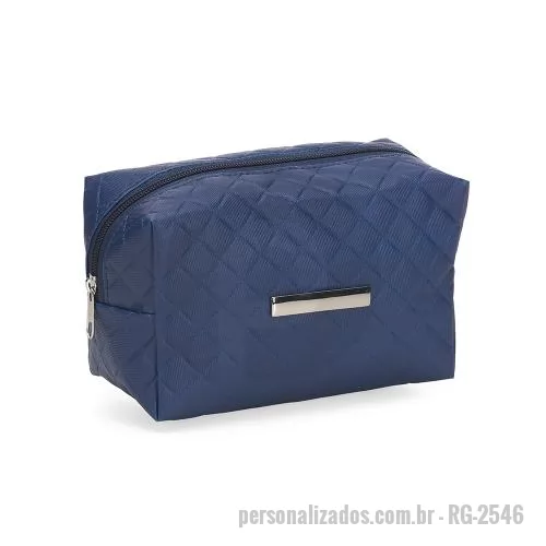 Nécessaire personalizado - Necessaire puff matelassê, material em couro sintético. Possui uma plaqueta prata no centro para gravação.