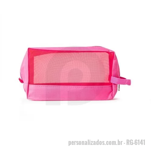 Nécessaire personalizado - Nécessaire confeccionada em nylon. Possui frente e verso com visor telado, zíper superior, alça para transporte e alça pequena para acesso de chaveiro ou gancho.