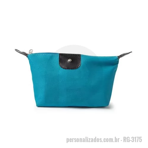Nécessaire personalizado - Nécessaire em tecido nylon oxford, resistente a água com detalhes em couro sintético e parte interna com revestimento emborrachado, elegância e simplicidade no mesmo item. Possui um detalhe circular brilhante no couro frontal.
