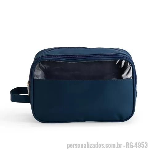 Nécessaire personalizado - Nécessaire confeccionada em filme sintético de poliuretano impermeável. Possui dois bolsos no compartimento interno principal, sendo um com fechamento em zíper e outro em tela de nylon. Dispõe ainda de compartimento frontal com viseira e revestimento