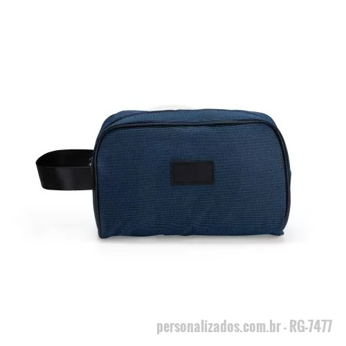 Nécessaire personalizado - Nécessaire em tecido Oxford resistente à água. Possui compartimento com fechamento em zíper, alça lateral em nylon e plaquinha personalizável fixa em PU.