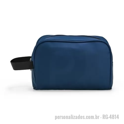 Nécessaire personalizado - Nécessaire em couro sintético impermeável com fechamento em zíper e alça lateral confeccionada em nylon.