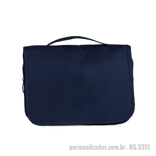 Nécessaire personalizado - Necessaire organizadora ?travel?. Tecido Sarja, abertura frontal por velcro e alça superior, parte interna com gancho plástico bolso interno superior de pvc e bolso de tela superior, ambos de zíper dois bolsos inferiores de zíper, sendo o primeiro co