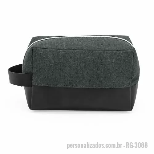 Nécessaire personalizado - Nécessaire confeccionada em nylon com detalhes em couro sintético, parte interna contém forro de poliéster.