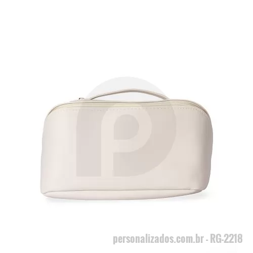 Nécessaire personalizado - Nécessaire confeccionado em poliuretano (PU) impermeável com abertura em 180 graus que remete ao formato de uma concha. Possui amplo compartimento interno com dois bolsos laterais abertos e um central com fechamento em zíper. Contém uma alça para tra