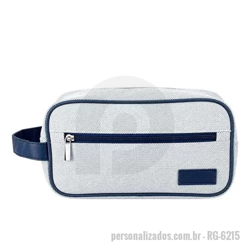Nécessaire personalizado - Nécessaire confeccionada em lona e fechamento em zíper. Possui bolso frontal e compartimento principal com três bolsos internos, além de alça lateral e plaquinha costurada em couro sintético.