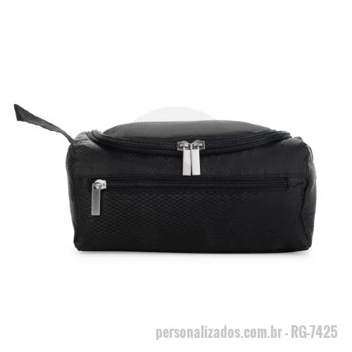 Nécessaire personalizado - Nécessaire confeccionado em poliéster impermeável. Possui compartimento interno com gancho metálico removível para mantê-lo pendurada quando aberta e três bolsos em tela de nylon, sendo um com fechamento em zíper e dois, em formato aberto, com elásti