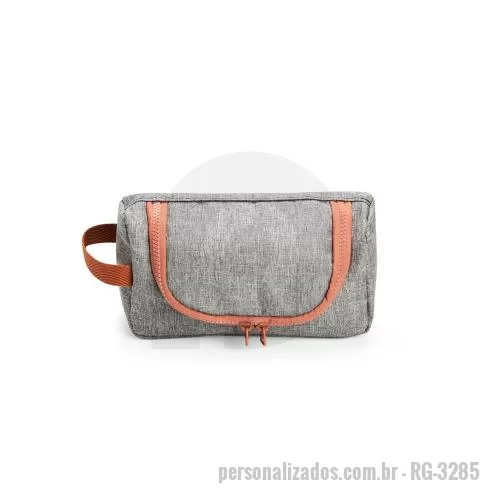 Nécessaire personalizado - Nécessaire confeccionado em nylon resistente à água e fechamento em zíper. Possui divisória interna em tela de nylon e alça lateral para transporte.