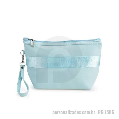 Nécessaire personalizado - Nécessaire em poliuretano (PU) impermeável com faixa em nylon costurada e fechamento em zíper. Possui forro interno em poliéster e alça removível em PU com mosquetão metálico.