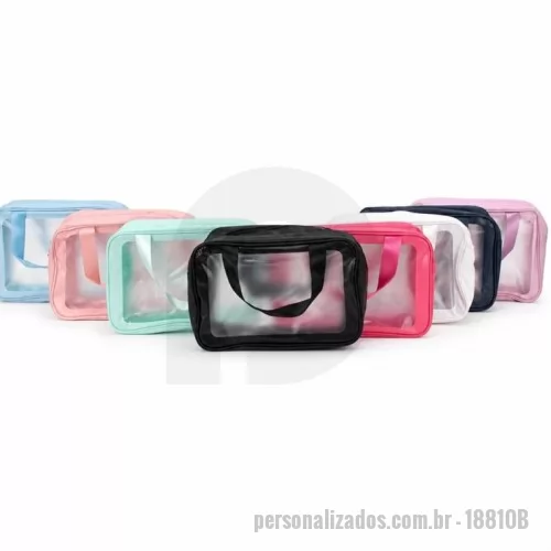 Nécessaire personalizado - Nécessaire em PVC de acabamento fosco e detalhes em poliuretano (PU). Possui dois compartimentos com fechamento em zíper, um deles apresenta malha respirável e duas alças de mão em nylon.