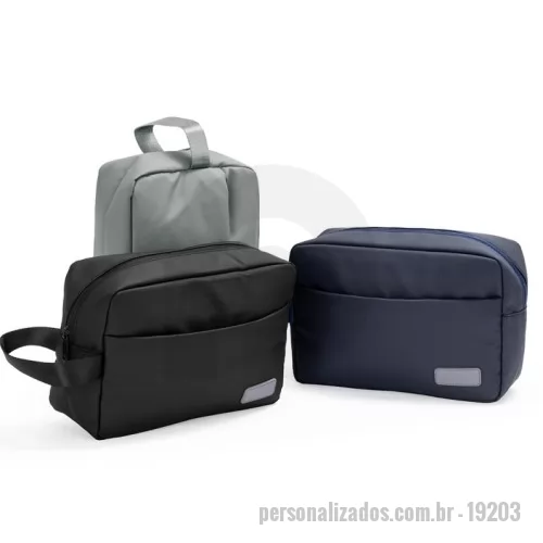 Nécessaire personalizado - Nécessaire em poliuretano (PU) impermeável com alça lateral em nylon e fechamento em zíper. Possui compartimento principal com bolso de zíper e visor em PVC para itens úmidos, além de quatro divisórias elásticas. Apresenta compartimento frontal com fechamento em zíper e plaquinha personalizável fixa em couro sintético obtido a partir de PU.