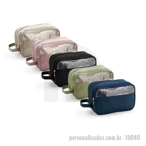 Nécessaire personalizado - Nécessaire confeccionada em filme sintético de poliuretano impermeável. Possui dois bolsos no compartimento interno principal, sendo um com fechamento em zíper e outro em tela de nylon. Dispõe ainda de compartimento frontal com viseira e revestimento interno em PVC, ideal para guardar itens molhados.