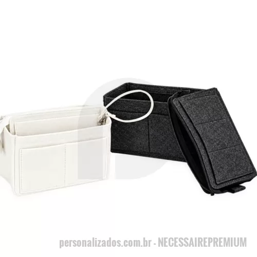 Nécessaire personalizado -  Nécessaire organizadora de bolsa em feltro com 540 g/m² de gramatura. Possui compartimento removível em velcro com fechamento em zíper e 11 bolsos de tamanhos diferentes, sendo dois na parte externa e outros nove distribuídos no interior. Acompanha alça removível com mosquetão metálico.