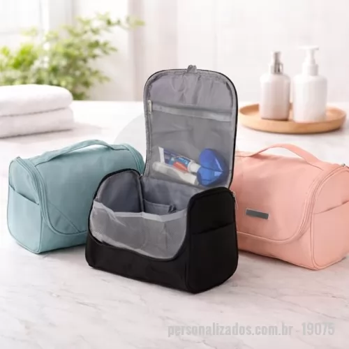 Nécessaire personalizado - Nécessaire organizadora confeccionada em poliéster impermeável. Conta com bolso interno em tela de nylon com fechamento em zíper, três bolsos abertos e gancho plástico para mantê-la pendurada quando aberta. Acompanha placa personalizável plástica.