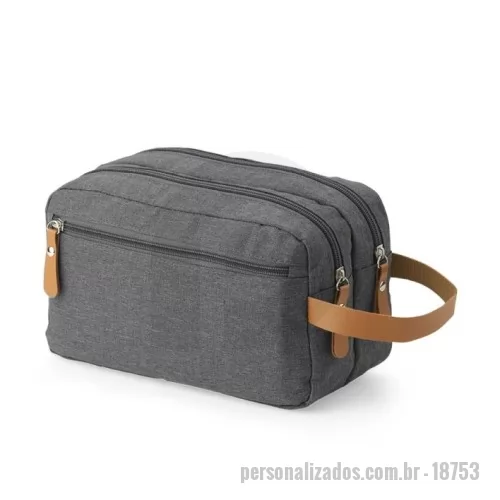 Nécessaire personalizado - Nécessaire confeccionada em poliéster, com detalhes em couro sintético. Possui três compartimentos com zíper. Na parte interna, contém 5 bolsos, sendo dois de tela, e alça para transporte.